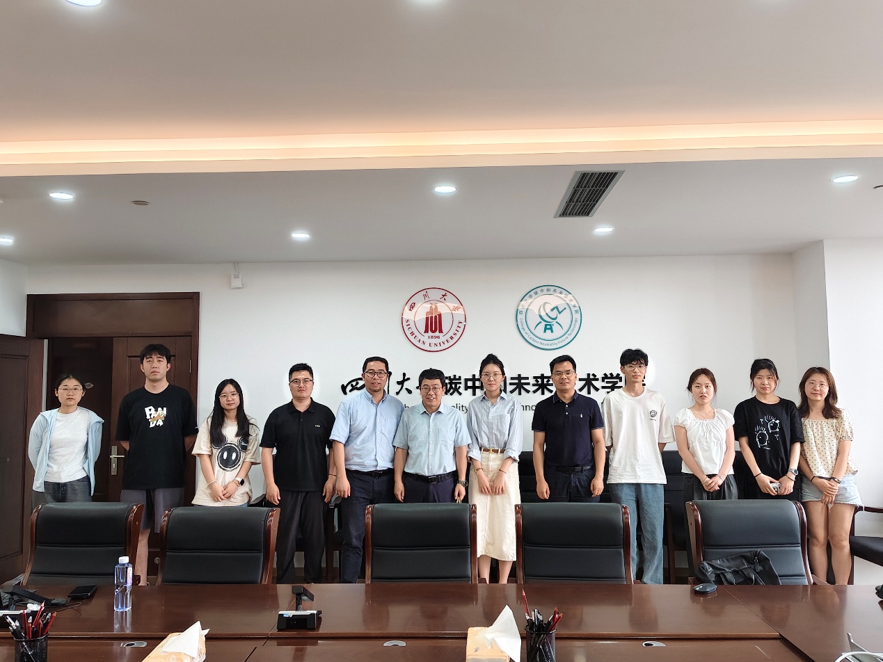 一群人站在房间里AI 生成的内容可能不正确。