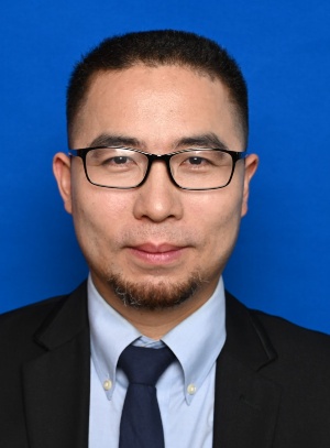 穿西装戴眼镜的男人AI 生成的内容可能不正确。